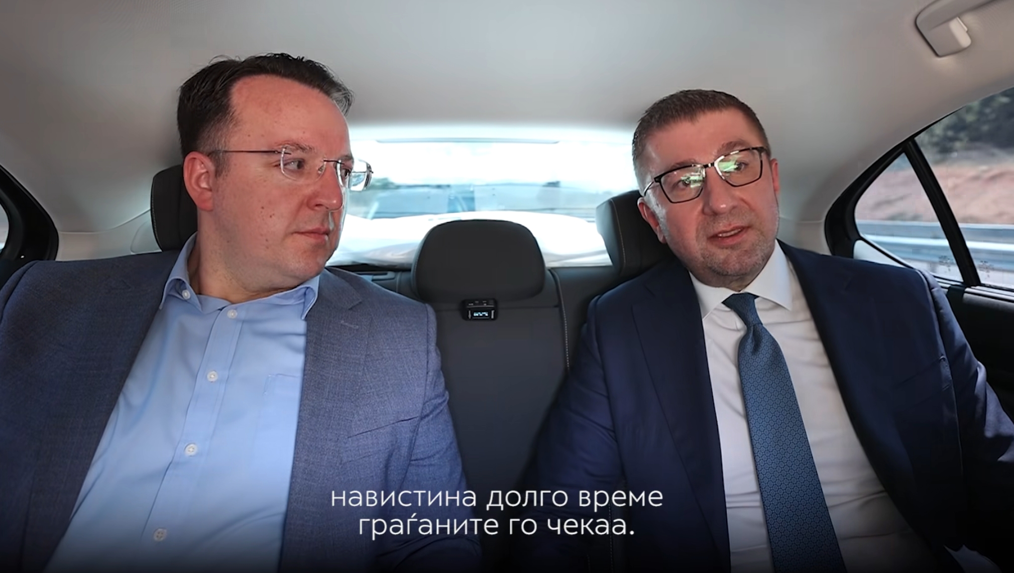 ВИДЕО Премиерот го интервјуираше министерот за транспорт во кола додека се возеа по дел од новиот автопат Кичево-Охрид