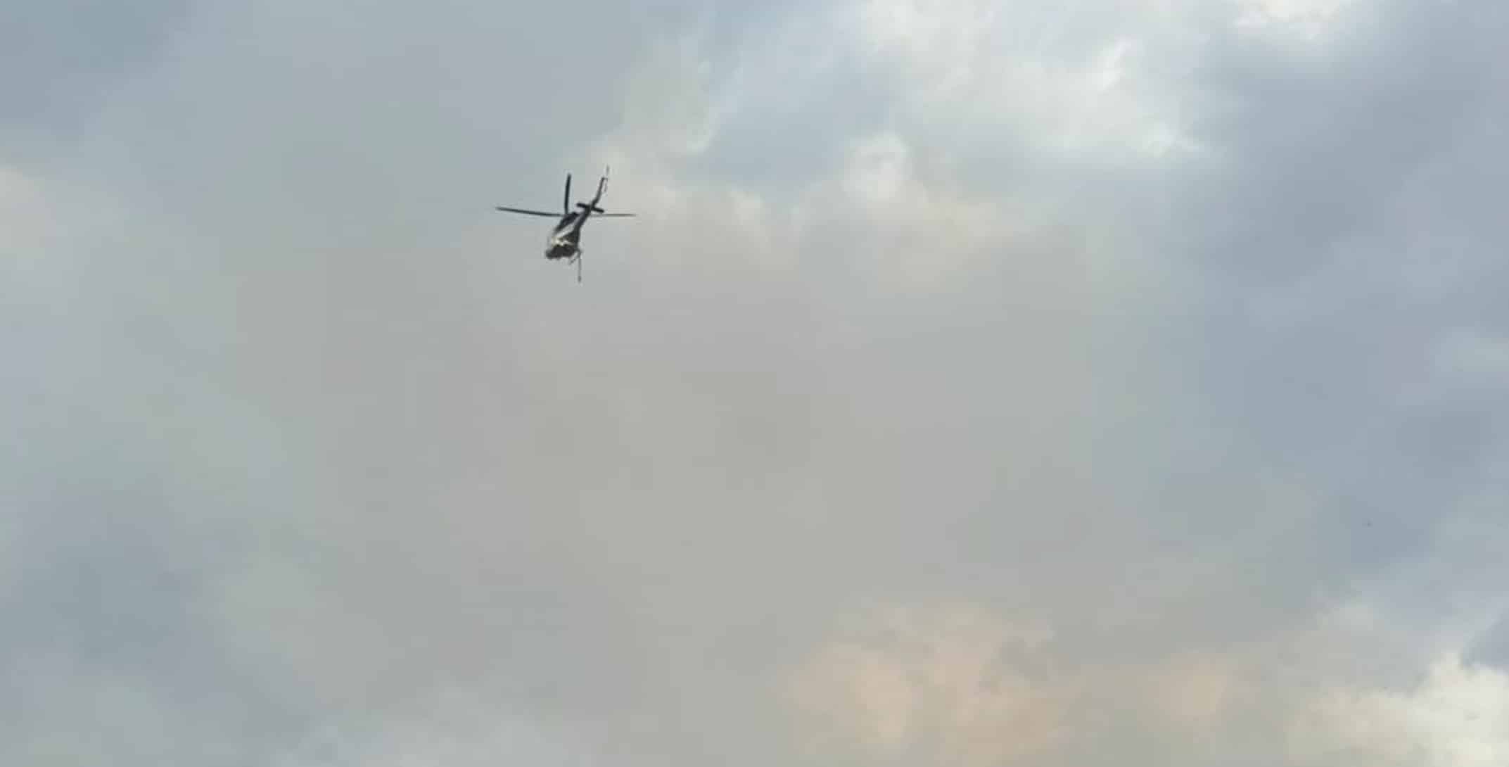 Хеликоптер во акција за гаснење на пожарот над магистралата кон Блаце