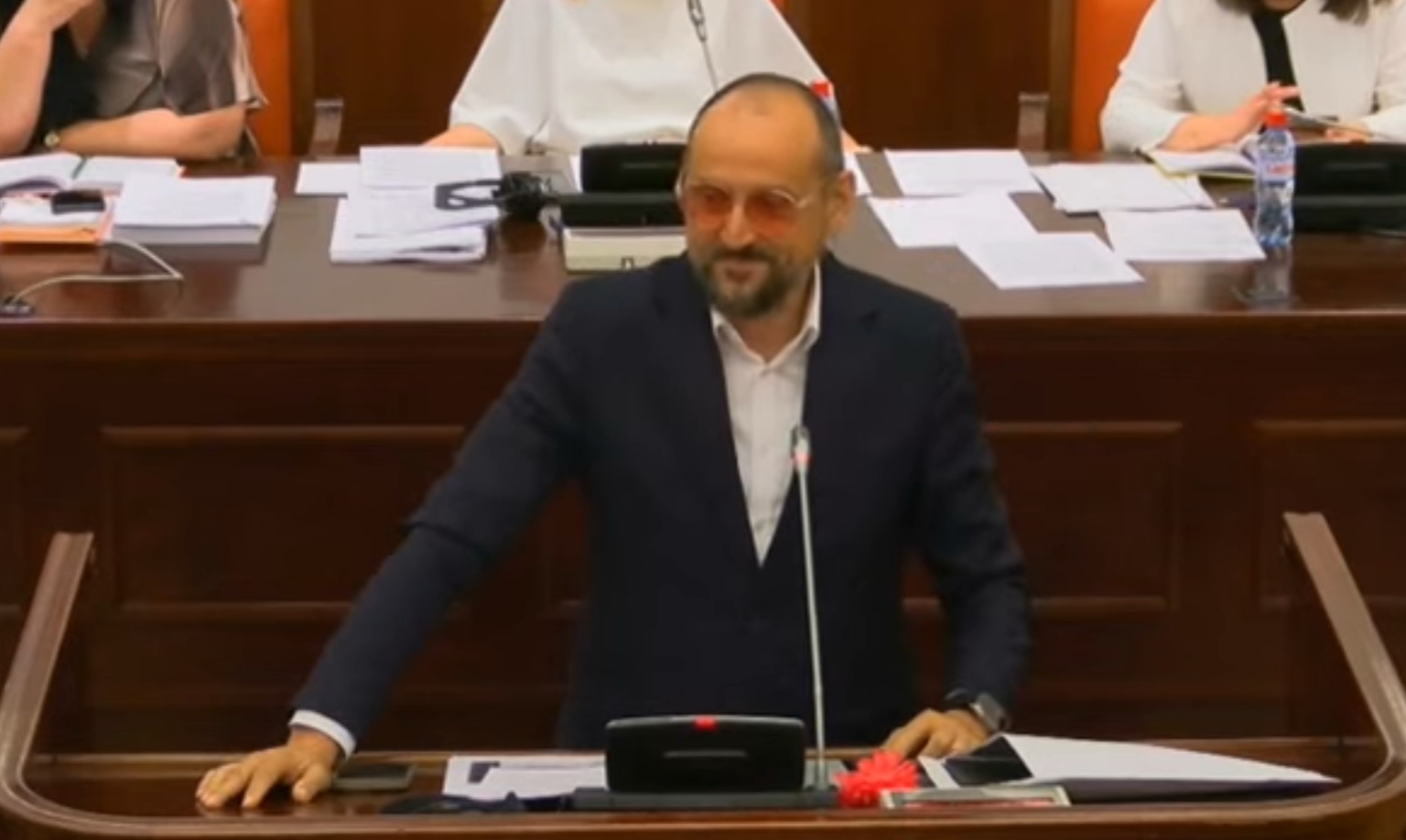 Битиќи со розови наочари го читаше Ребалансот – „овие се социјалдемократски, Прада вие купувате“