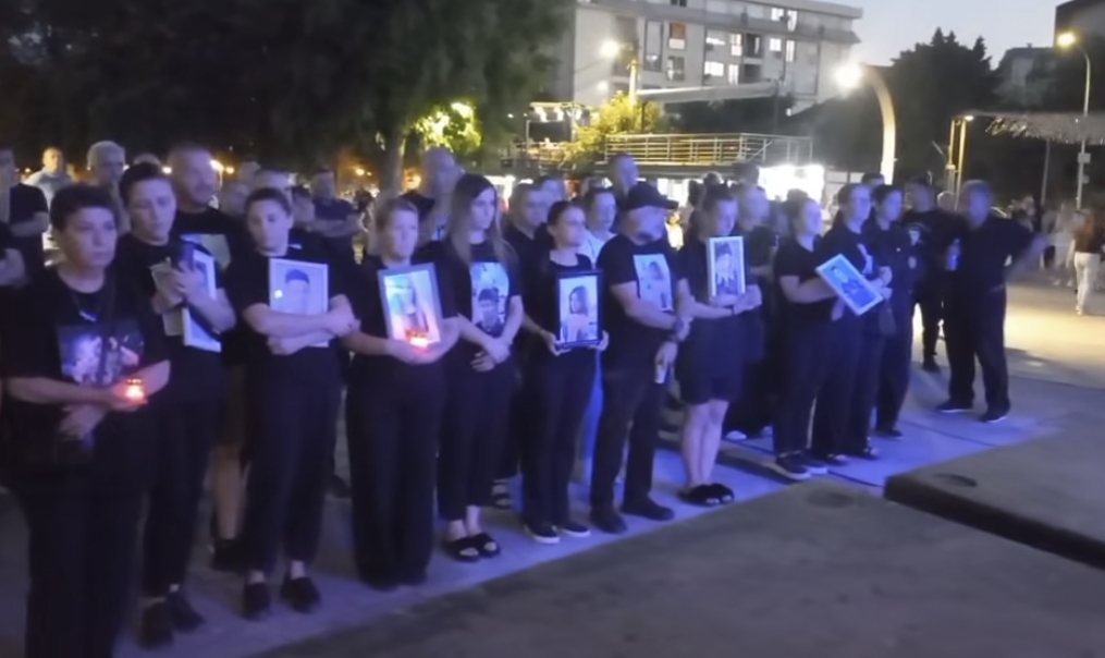 ВИДЕО Семејствата на жртвите од „Пулс“ протестираа против концертот за Петровден