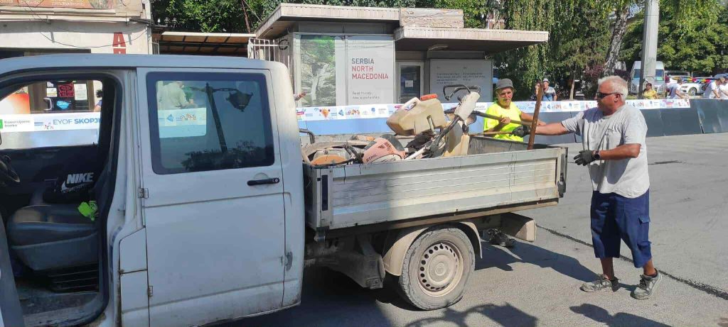 ФОТО Во Куманово се крпеа дупки еден час пред велосипедската трка на ЕМОФ