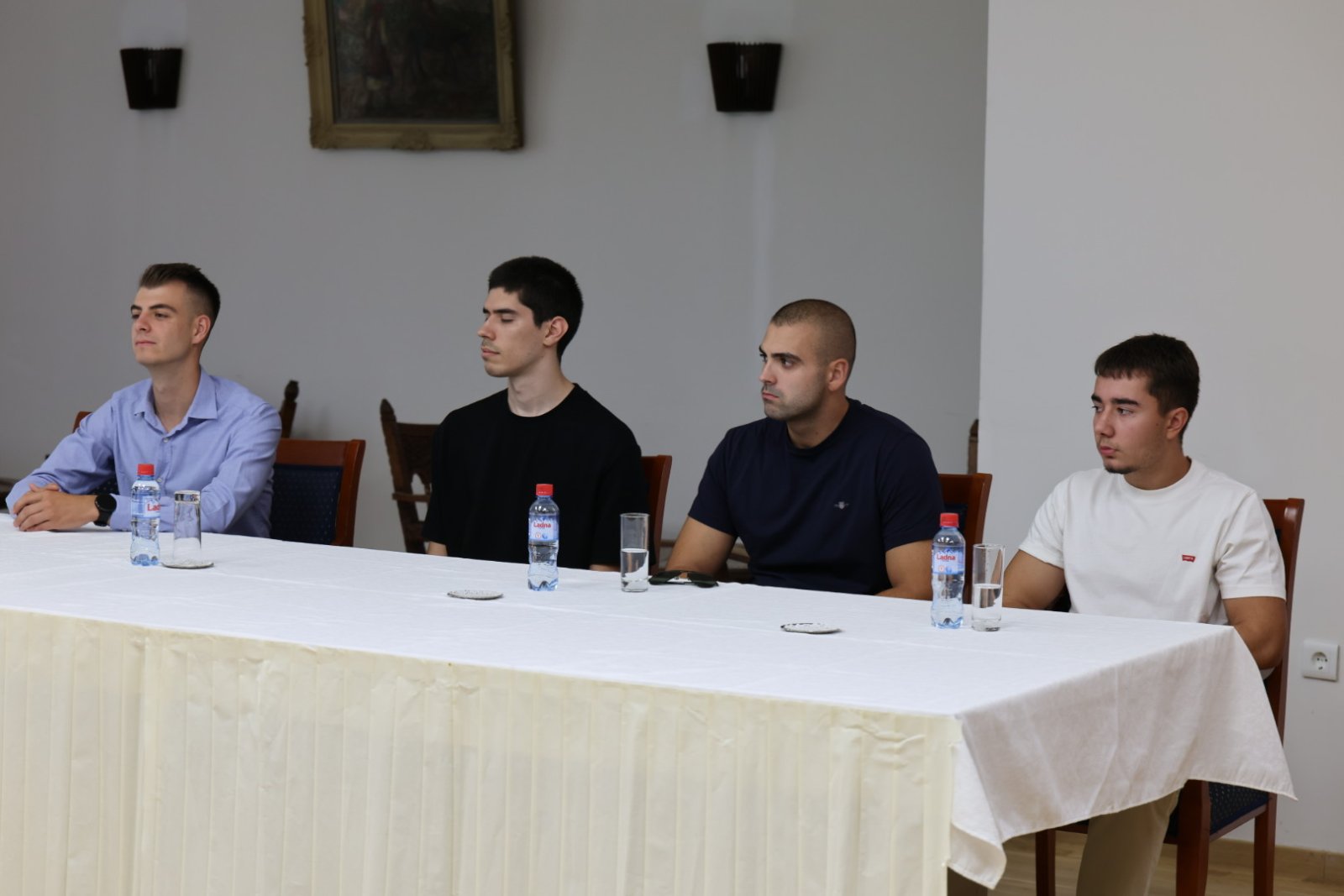 Врачени првите уверенијата за кандидати за пилоти
