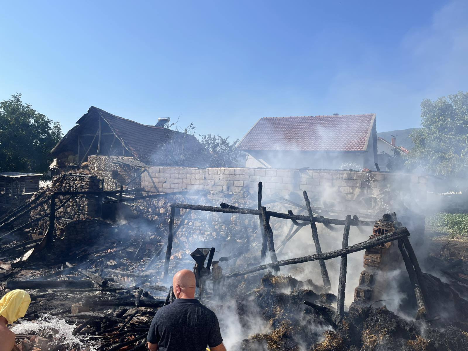 ФОТО Голем пожар во село Штука – изгореа штала и кров од семејна куќа