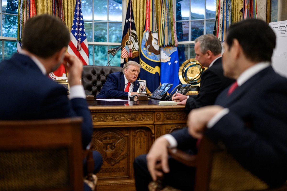 Моментот кога Трамп разговара по телефон со Путин, по средбата со Зеленски и европските лидери