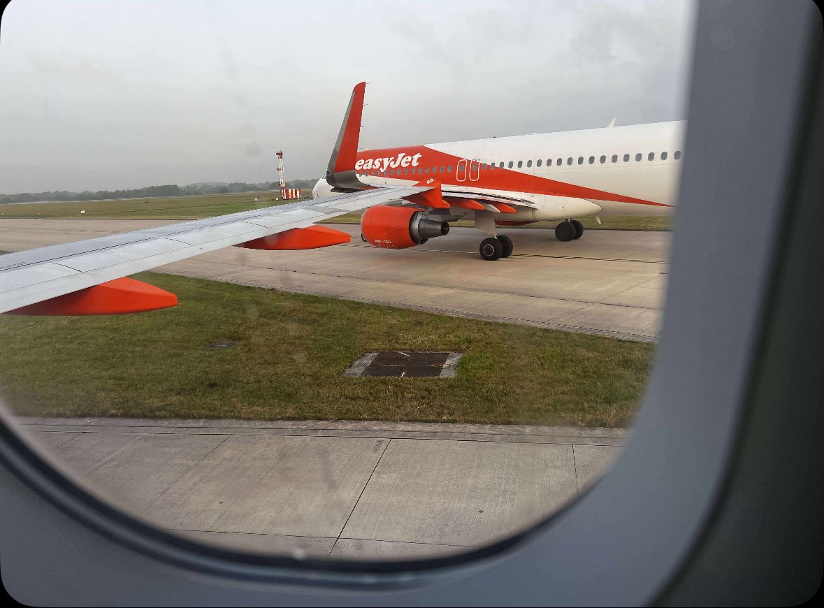 ФОТО Судар на два авиона на easyJet на аеродромот во Манчестер