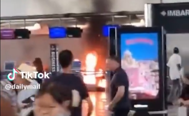 ВИДЕО Аеродромот во Милано гори, патниците бегаат во паника: Човек крши сè со чекан