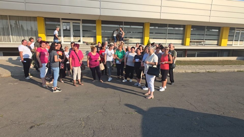 Газдите исчезнале, платите ги нема: Работници од штипска конфекција пред заклучени врати