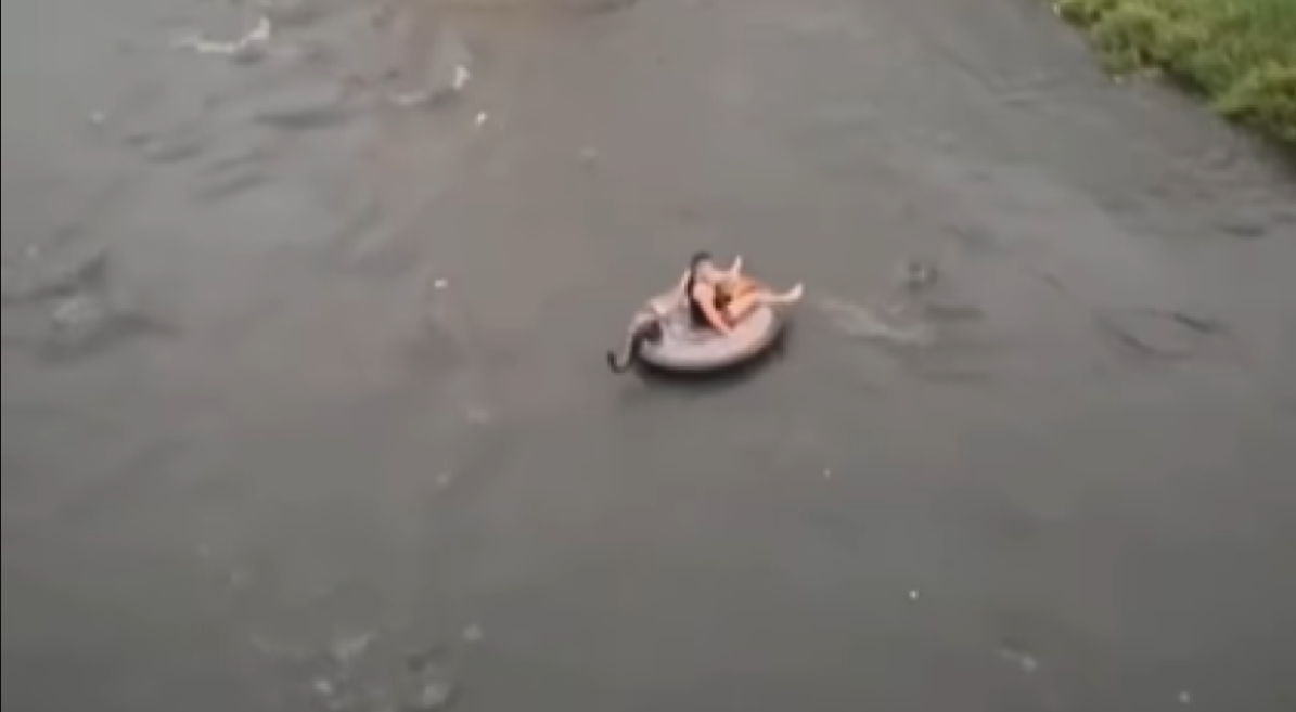 ВИДЕО Белгиец со гумен чамец по Вардар стана хит на Инстаграм
