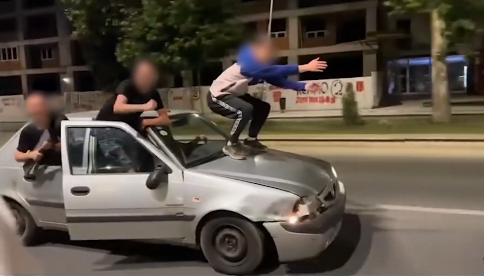 ВИДЕО Еден качен на хауба, други на прозорци: Лудо дивеење низ скопските улици, полицијата ги казни!