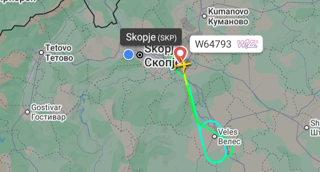 Авион на WizzAir удрил во јато птици при полетување од Скопје