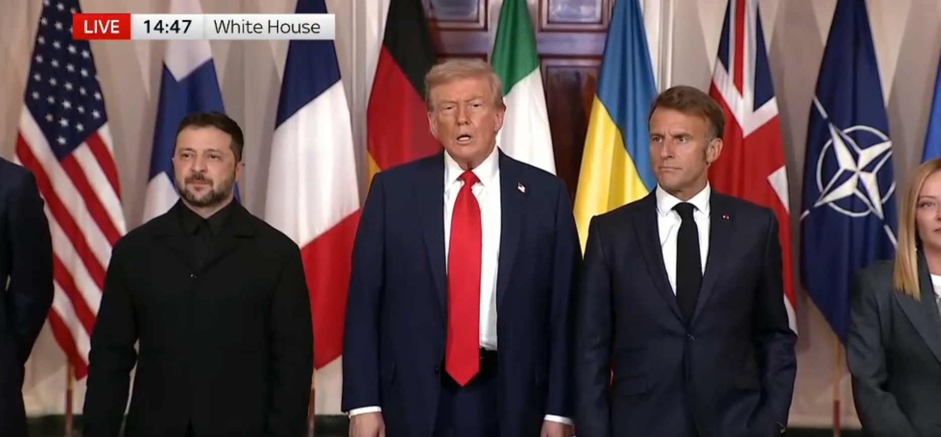 Од потсмев до пофалби: Трамп се смее со костумот на Зеленски во Белата куќа