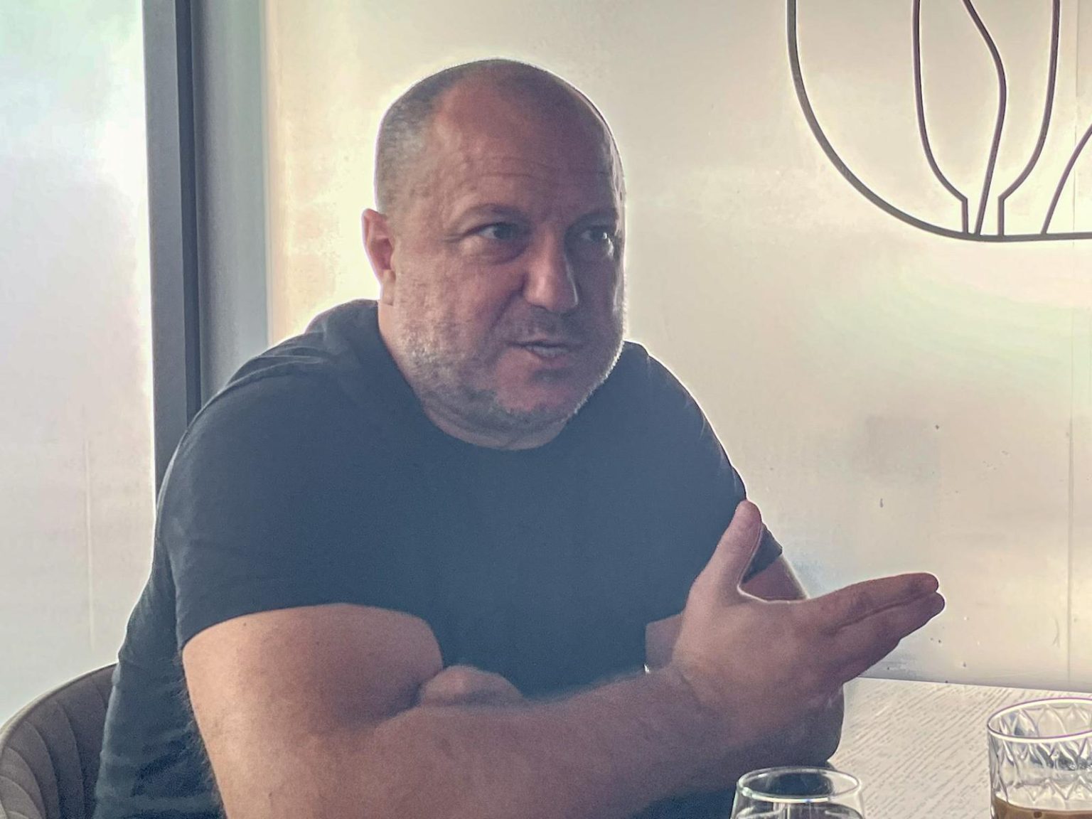 Тасевски: М-НАВ е полн со манекени, а професионалците си заминуваат
