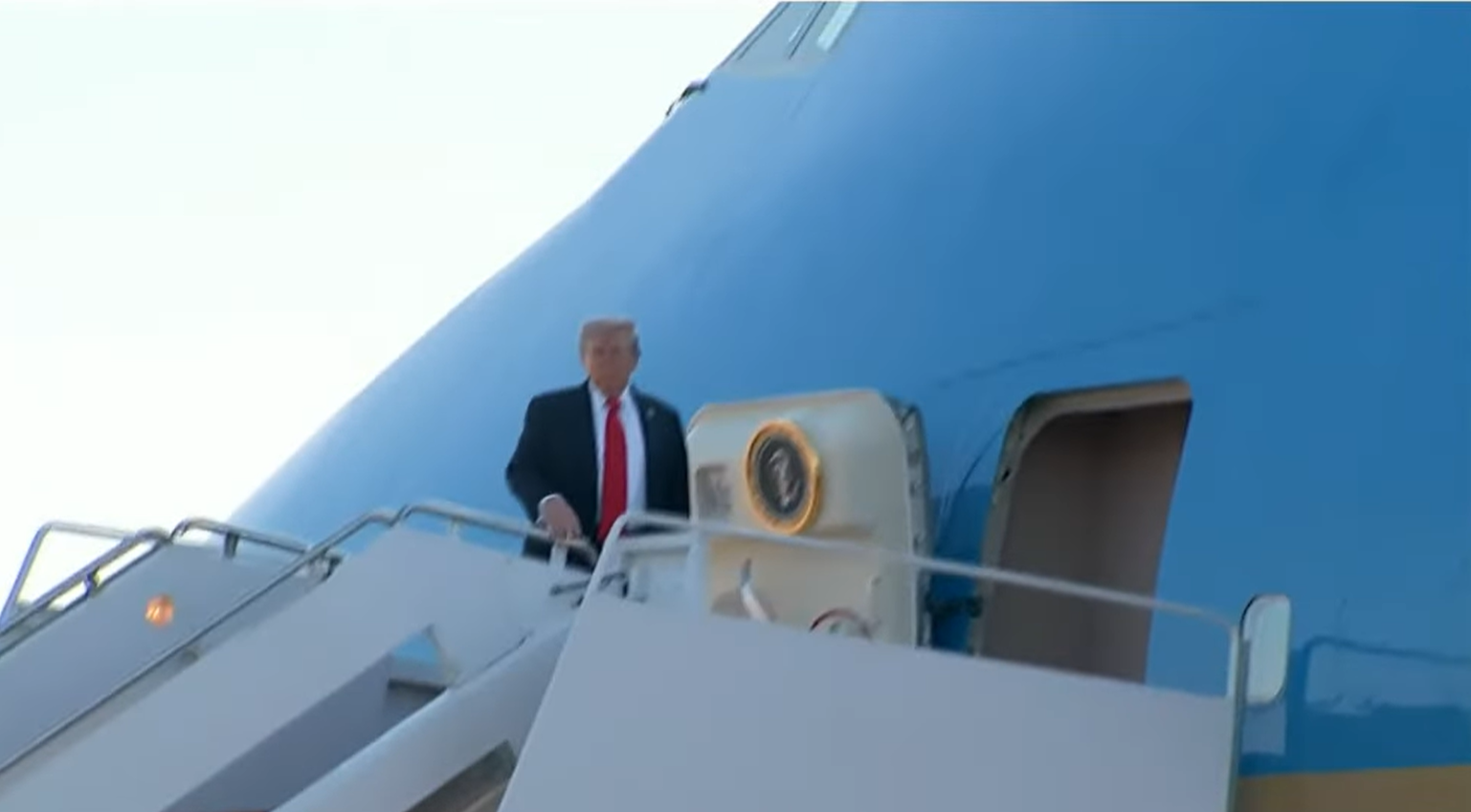 Нешто ќе се случи, рече Трамп тргнувајќи на историска мисија во Алјаска