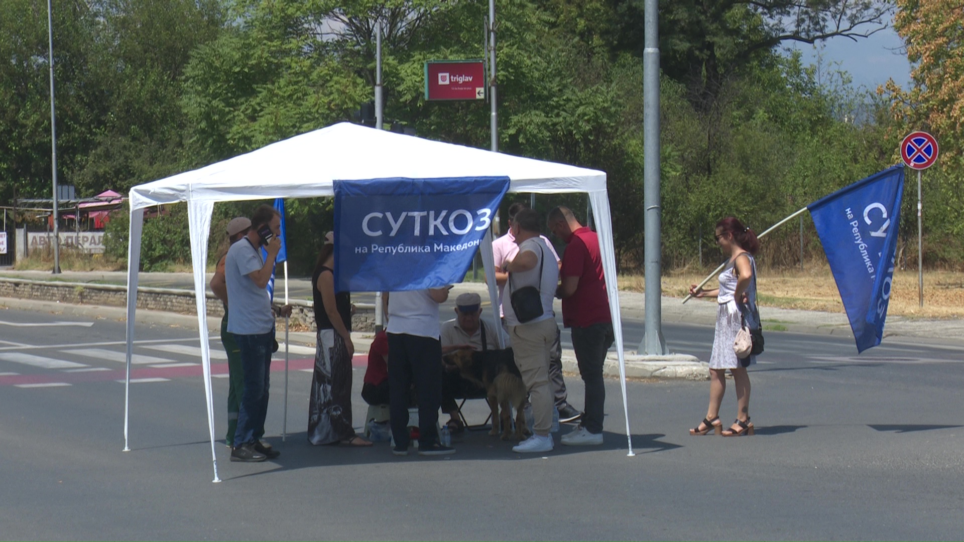ФОТО Илинденска блокирана, вработените во „Флораком“ и „Луна“ на протест за неисплатени плати