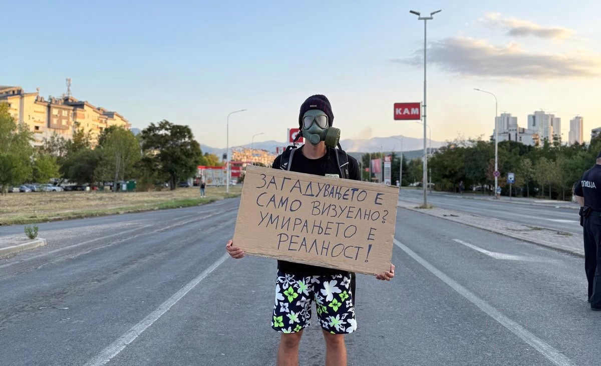 ОСМИ ДЕН ПРОТЕСТИ ВО АЕРОДРОМ: „Премиерот дише ист воздух со нас?“, прашуваат граѓаните со гас-маски и транспаренти