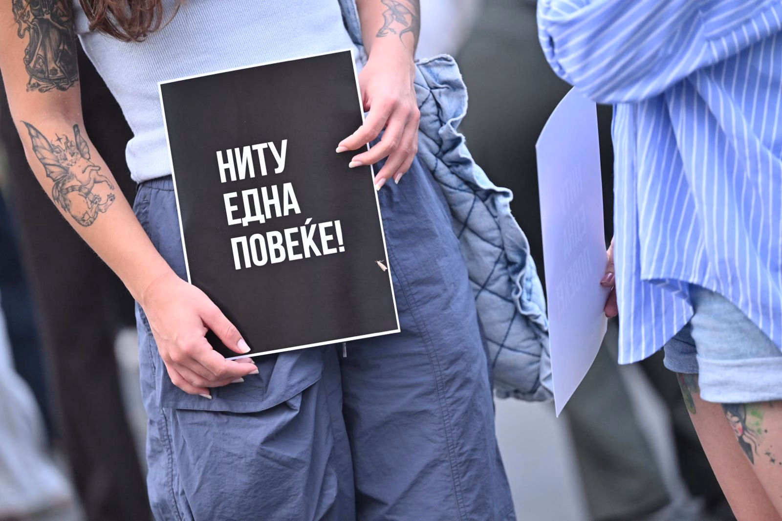 „Ниту една повеќе“ на протест пред Собранието: Жртвите пријавувале, но нивните пријави не биле ставени во системот за правда кој треба да ги штити!