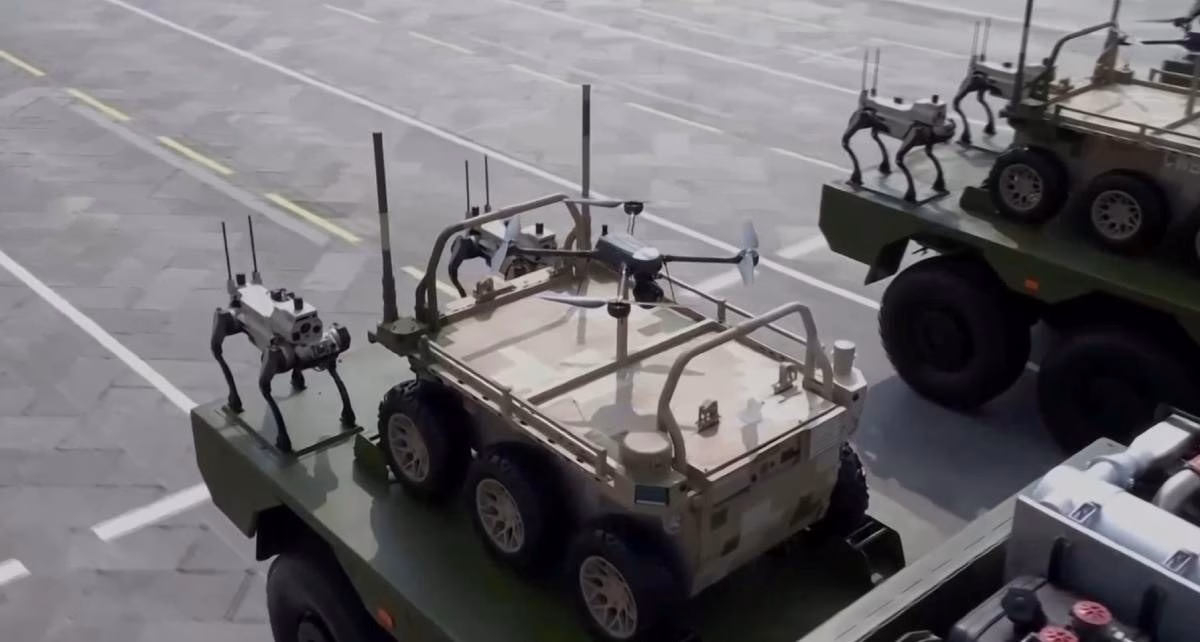 ВИДЕО Кина покажа „роботски волци“ на воената парада – што е тоа?
