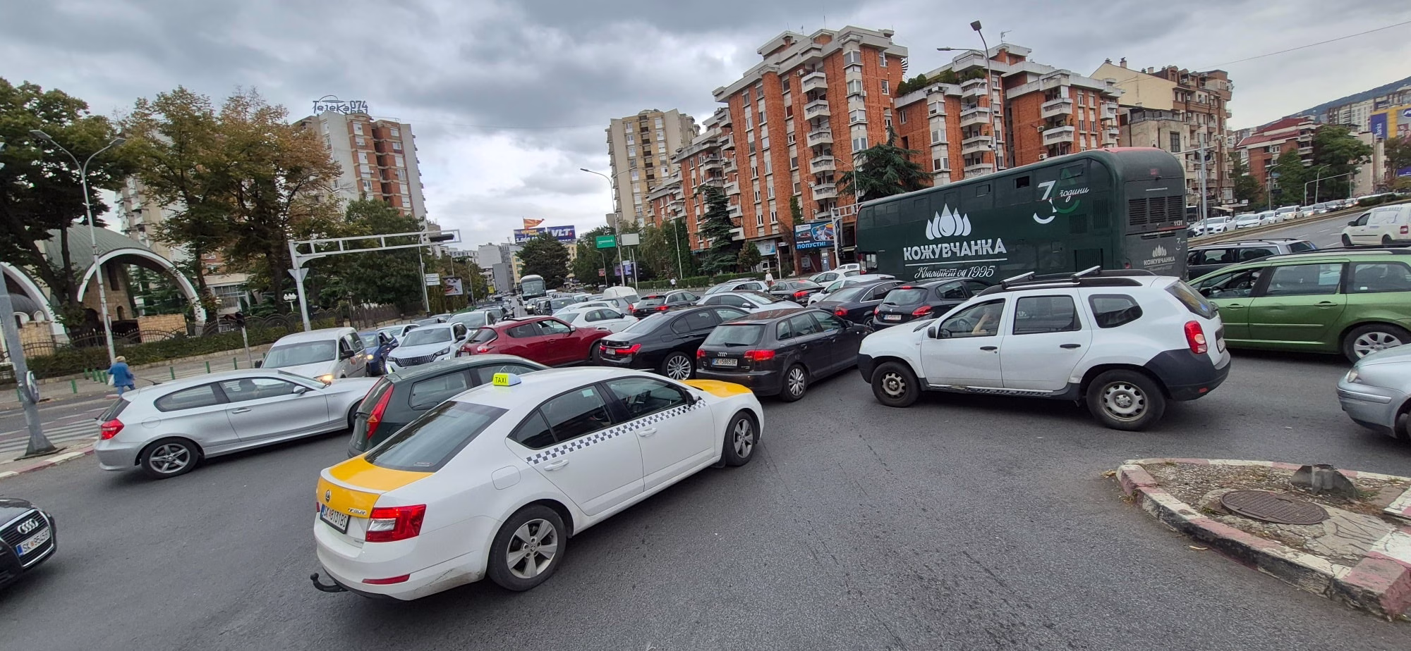 ФОТО Сообраќаен хаос кај Соборна поради исклучени семафори