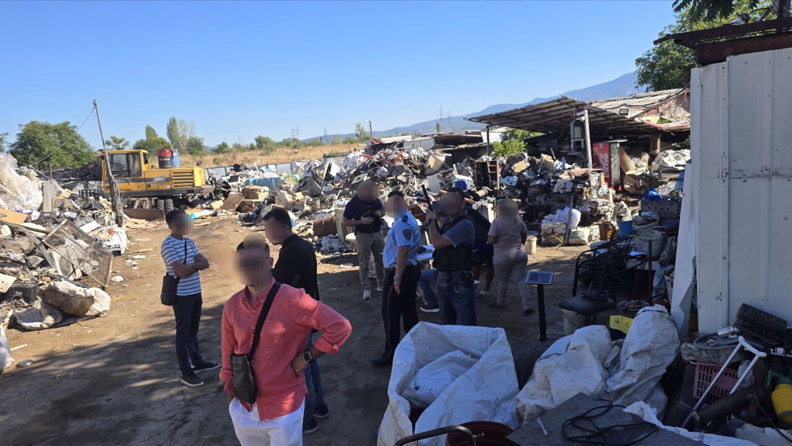 ФОТО Полициска акција на дивата депонија кај Вардариште