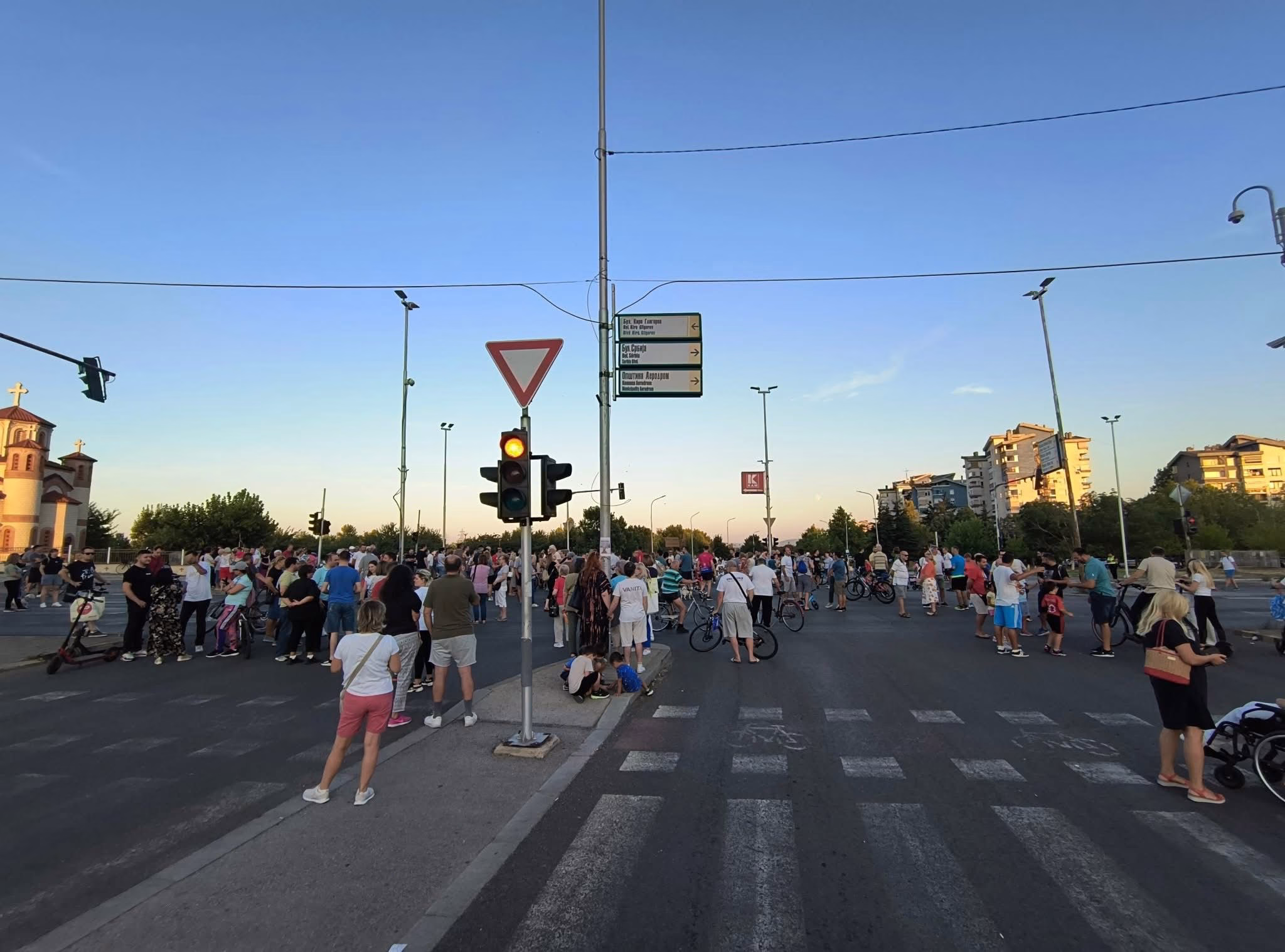 ФОТО Жителите на Аеродром излегоа на протест: Блокирана клучна раскрсница поради загадувањето од Вардариште