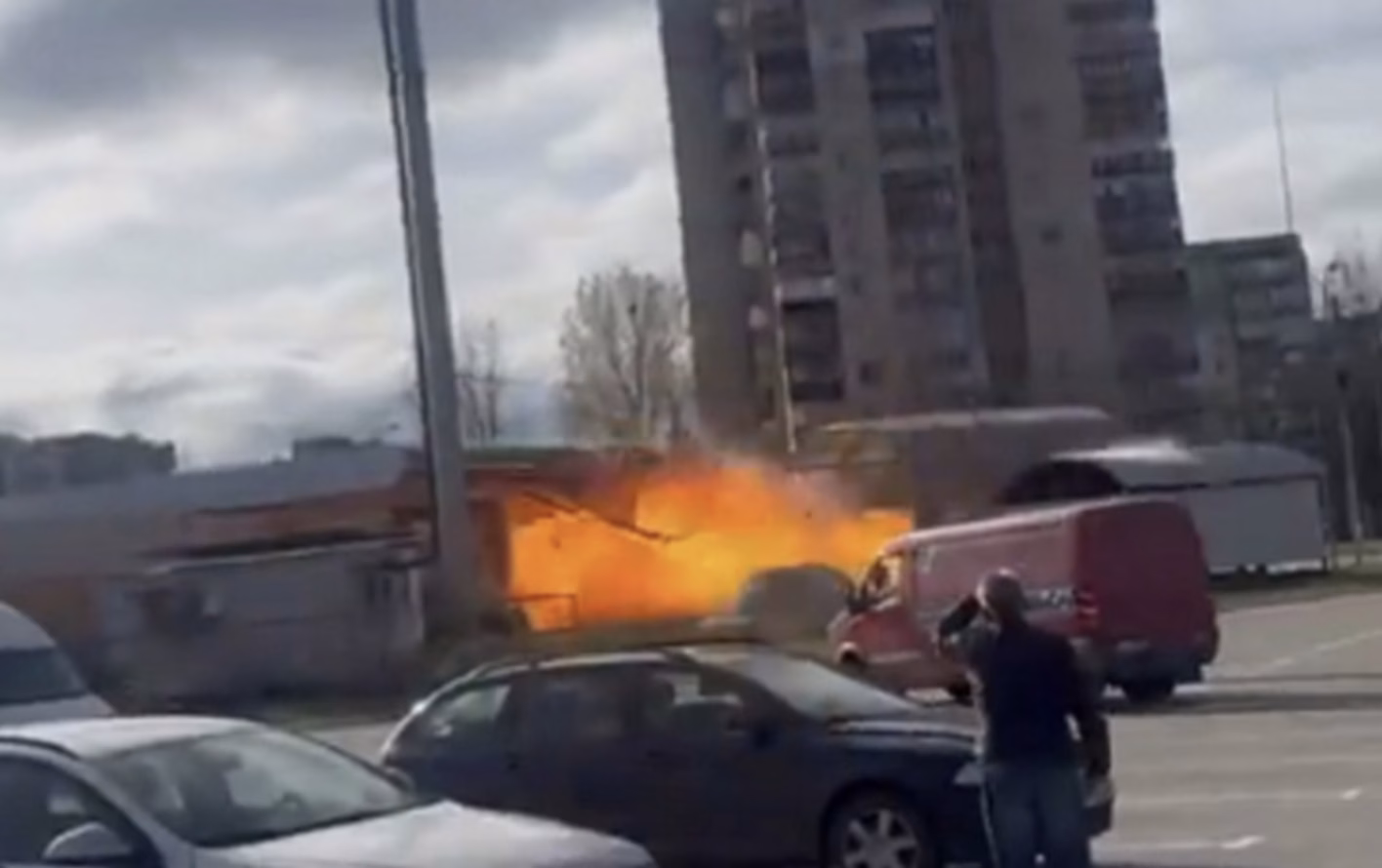ВИДЕО Руски дрон погоди бензинска пумпа во Суми, четворица повредени