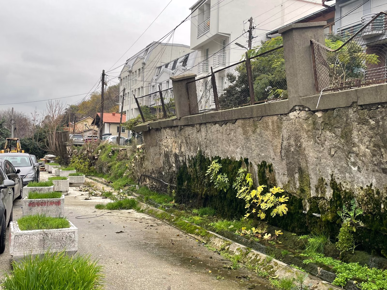 По една година од најавата, НИШТО од итното санирањето на паднатиот потпорeн ѕид кај Детската клиника