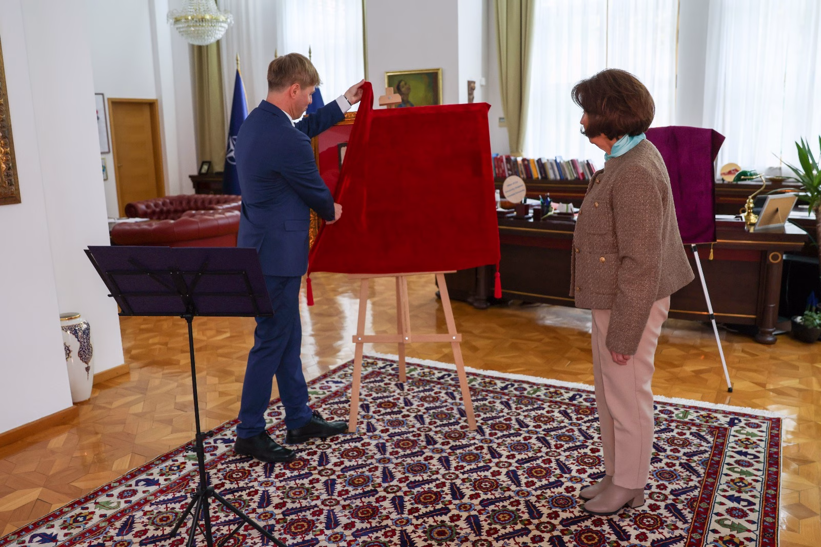 Сиљановска-Давкова ја доби првата копија од Привилегијата од Светиот римски цар Леополд Први Хабзбуршки