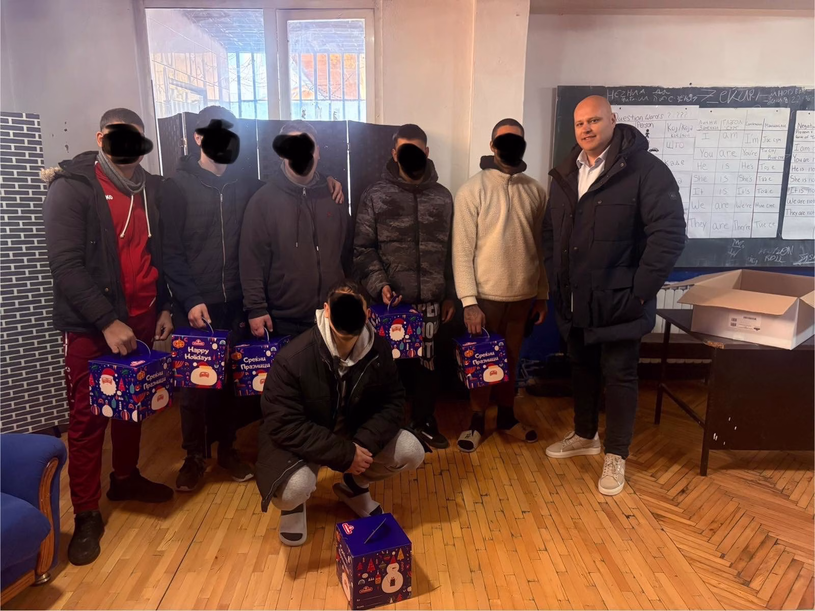ПРАЗНИЧНА МАГИЈА И ВО ЗАТВОРОТ ВО ОХРИД: Поделени новогодишни пакетчиња за осудениците