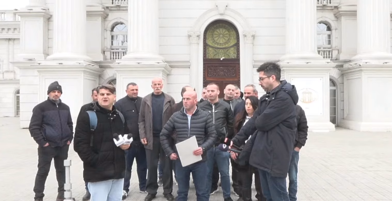 СТОЧАРИТЕ ПРЕД ВЛАДА: Ако нема субвенции, на 26 декември ја блокираме цела држава со трактори!