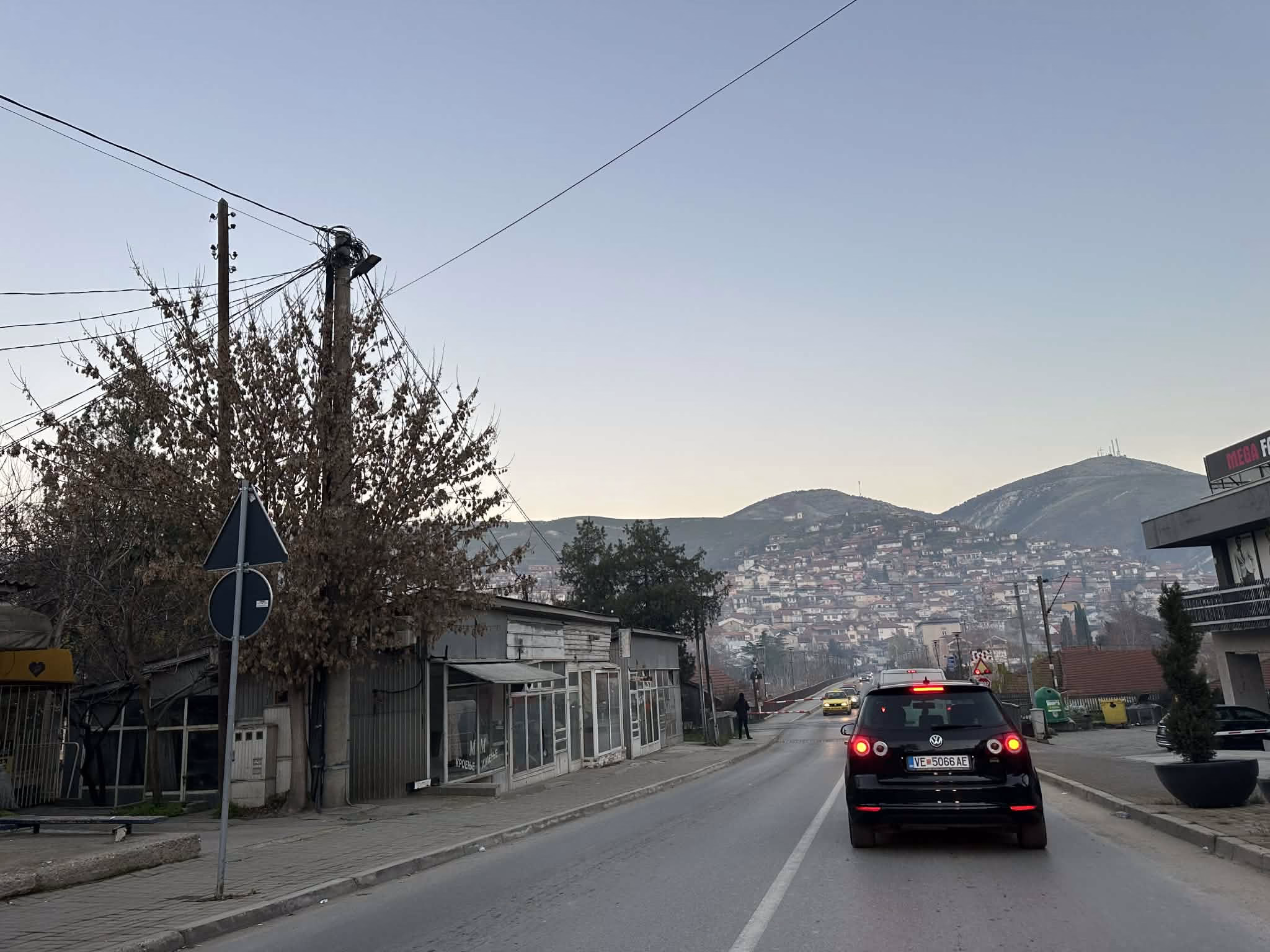 Драма во Велес: Скопјанец со другари отишол кај екс девојката и ги нападнале со сегашното момче, употребиле и електрошок!