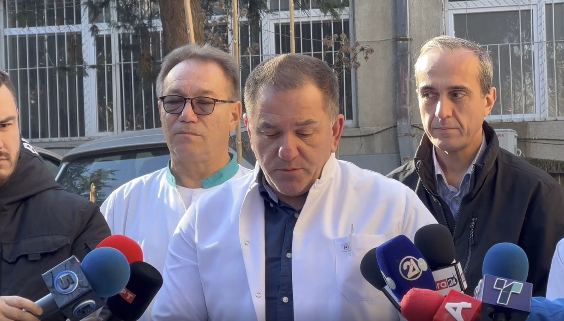 Двегодишно дете се бори за живот по прострелна повреда во главата: Крвава новогодишна ноќ на хируршките клиники