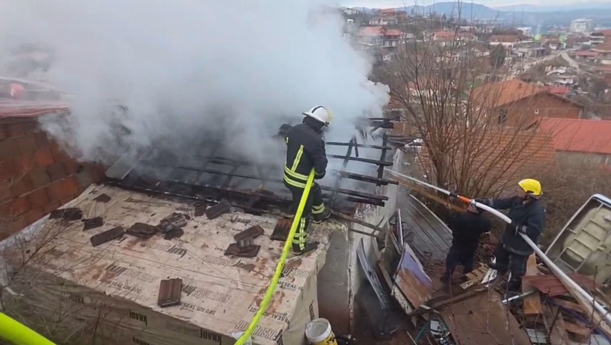 ПОЖАР ВО ШТИП: Огнот проголта куќа, пожарникарите и брзата помош на терен