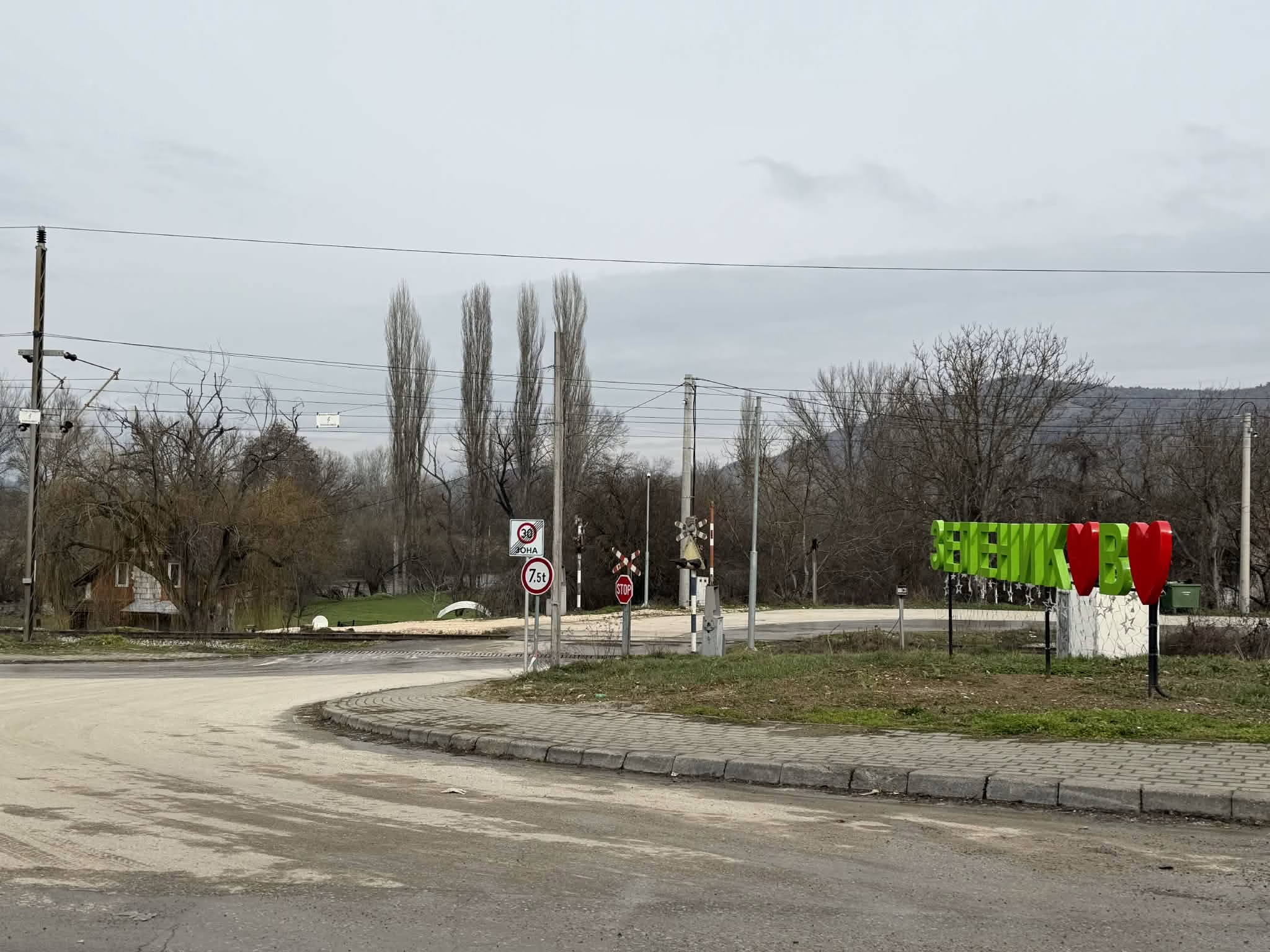 Закани со остар предмет, скршено возило и прегазување: Приведени тројца жители на Зелениково