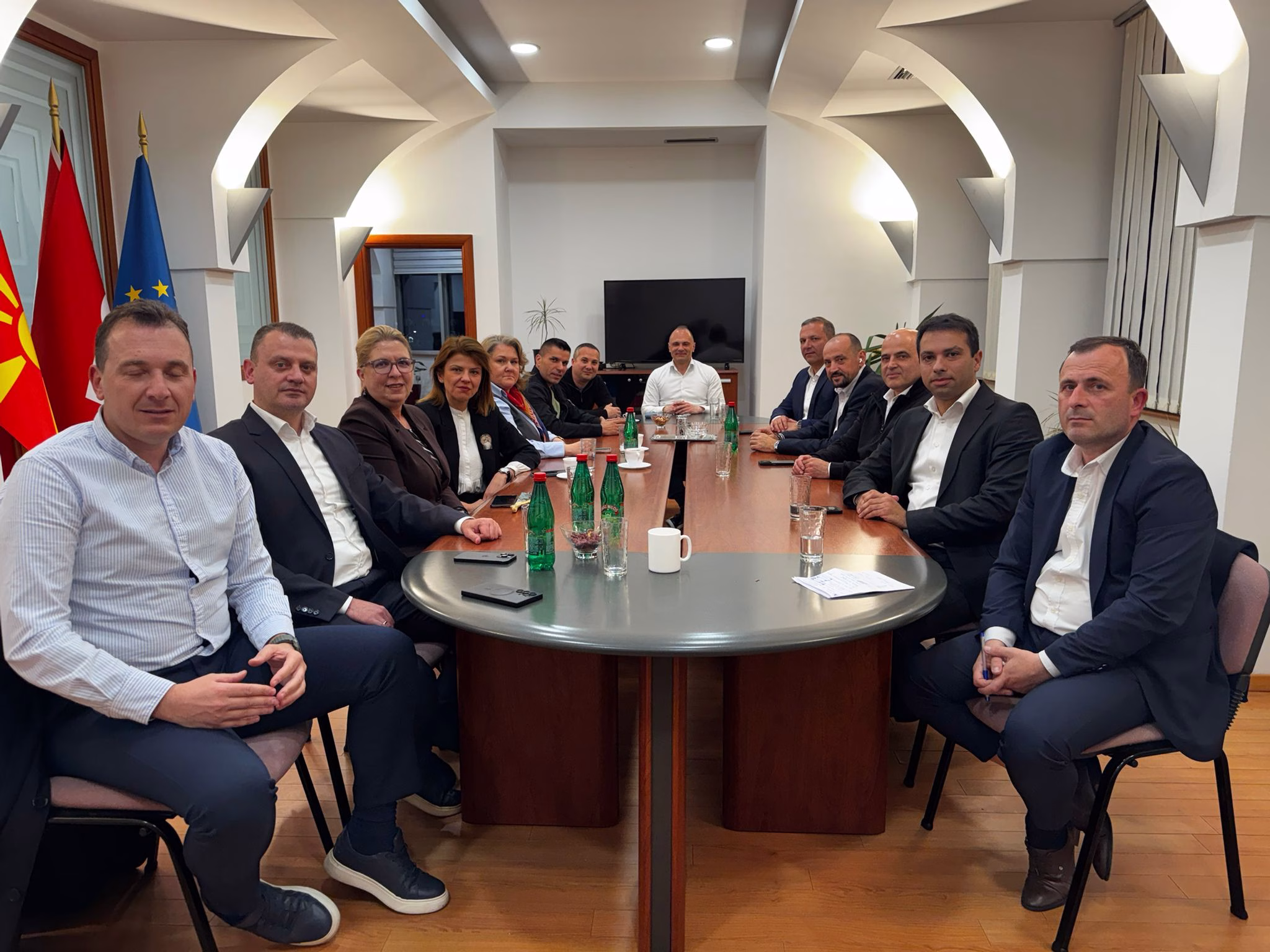Пратеничката група на СДСМ на состанок: Порачаа Владата да ги прифати законските решенија за намалување на цените