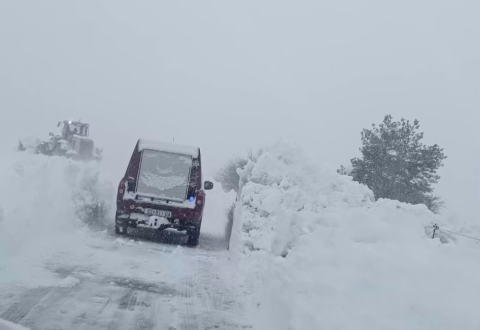 ХЕРОЈСКА АКЦИЈА НА ПЛИТВИЦЕ: Пожарникари пешачеле два километри низ длабок снег за да спасат семејство со бебе