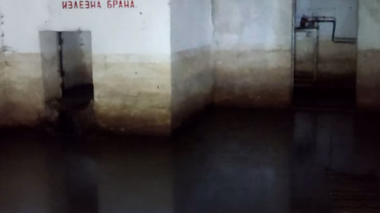 <span style="color: red;">ВИДЕО</span> Некогаш градена по специфични стандарди: Скривница за 250 луѓе во Битола поплавена и комплетно нефукнционална!