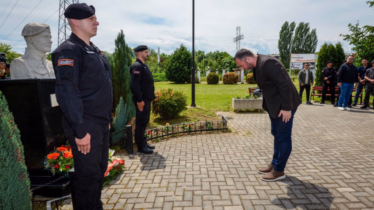 Тошковски положи свежо цвеќе во Инџиково и Бутел во чест на загинатите македонски херои од „Диво Насеље“