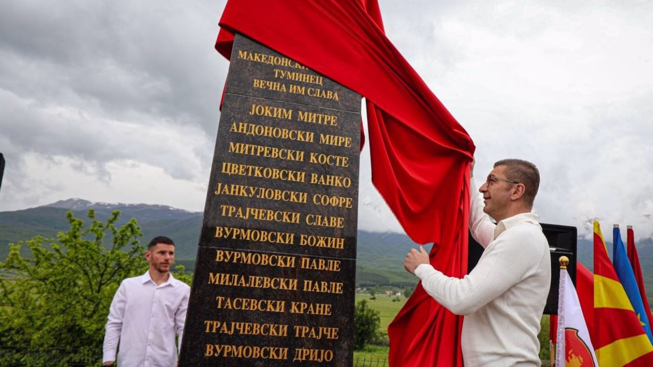 „Македонија не ве заборава“: Мицкоски го отвори споменикот на македонските херои во Туминец