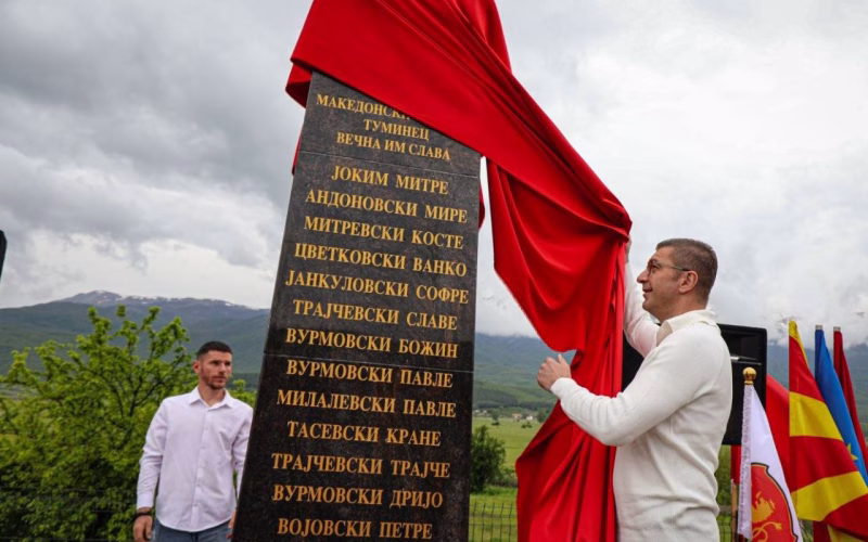 „Македонија не ве заборава“: Мицкоски го отвори споменикот на македонските херои во Туминец