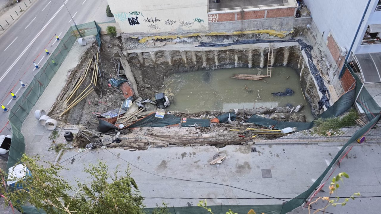 ФОТО Со вода почна да се полни градилиштето каде настана свлечиште