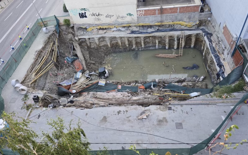 ФОТО Со вода почна да се полни градилиштето каде настана свлечиште