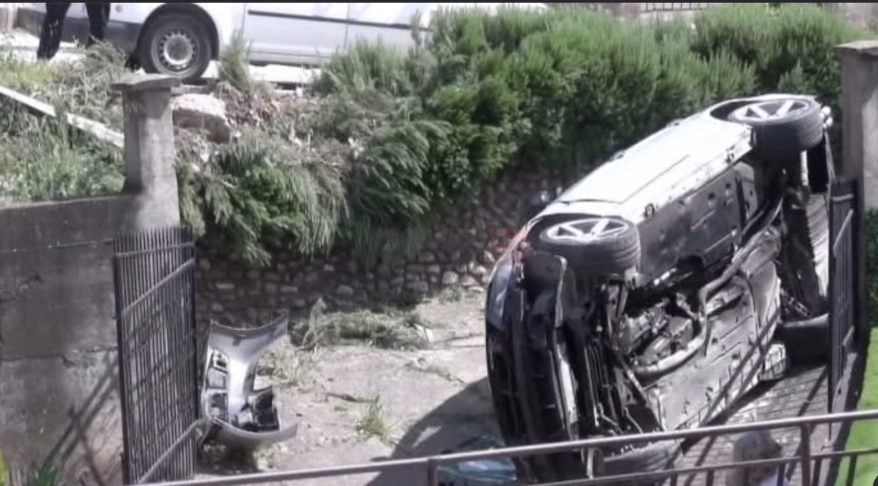 Автомобил излета од пат и се преврте во двор во Штип