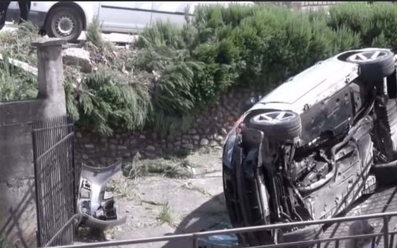 Автомобил излета од пат и се преврте во двор во Штип