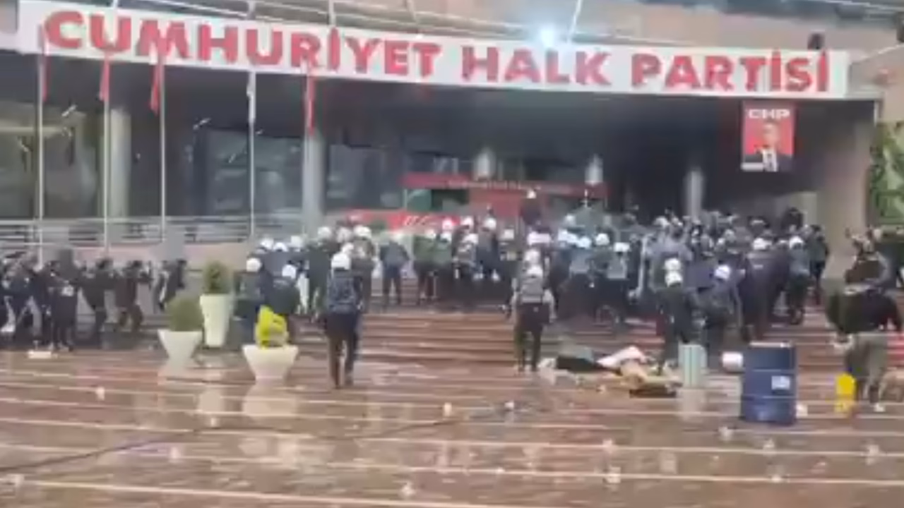 „Ние сме нападнати“ Драматични снимки од Турција: Полицијата употреби солзавец, се формираа барикади, хаос на улиците