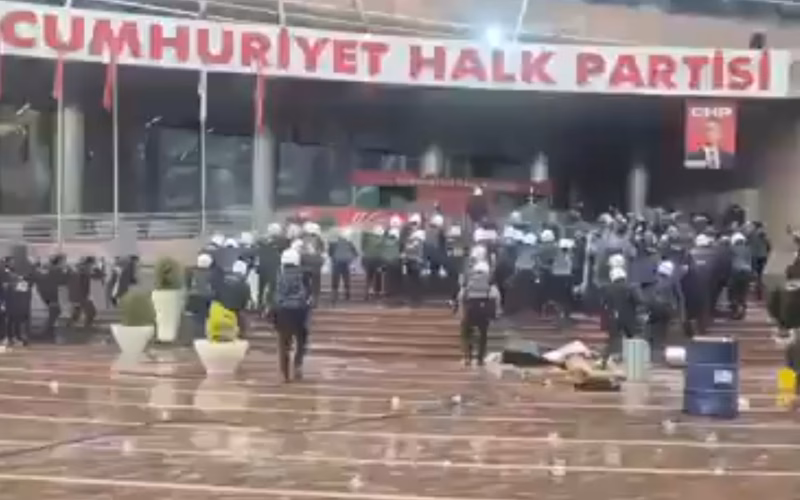 „Ние сме нападнати“ Драматични снимки од Турција: Полицијата употреби солзавец, се формираа барикади, хаос на улиците