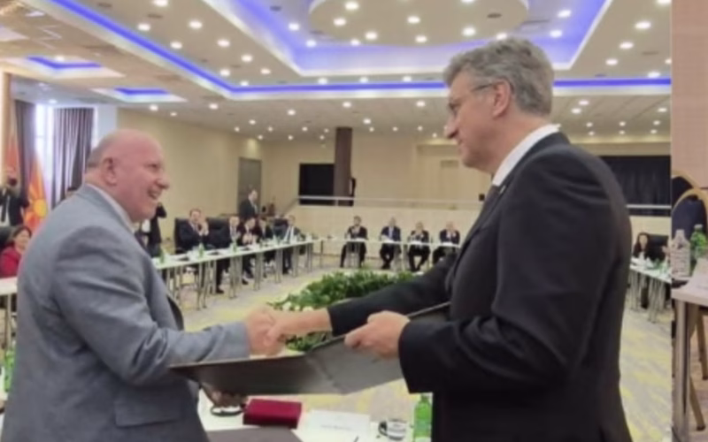 Пленковиќ и Мицкоски добија признанија за придонес во регионалната бизнис соработка