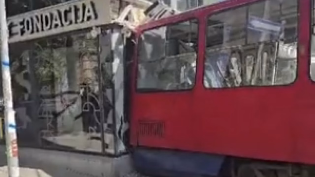 Трамвај излета од шините во Белград и удри во зграда!