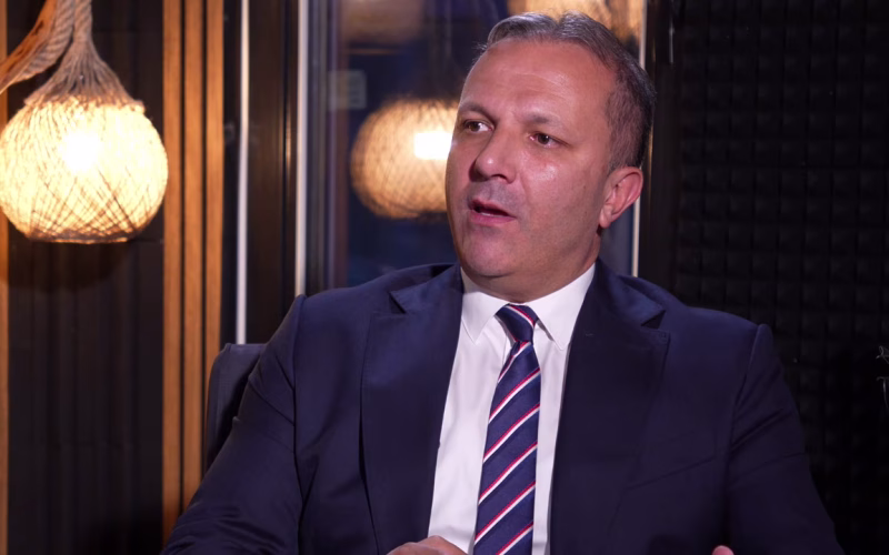 Спасовски со порака до Владата: Или сменете го Уставот, или раскинете ги договорите со Бугарија и Грција, наместо да стоиме во место