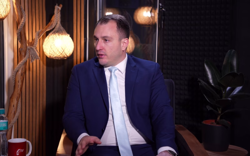 АНДОНОВСКИ СТАВА КРАЈ НА ХАОСOT: Државни податоци се чувале во Германија и „под скали“, сега се гради нов супер-дата центар!