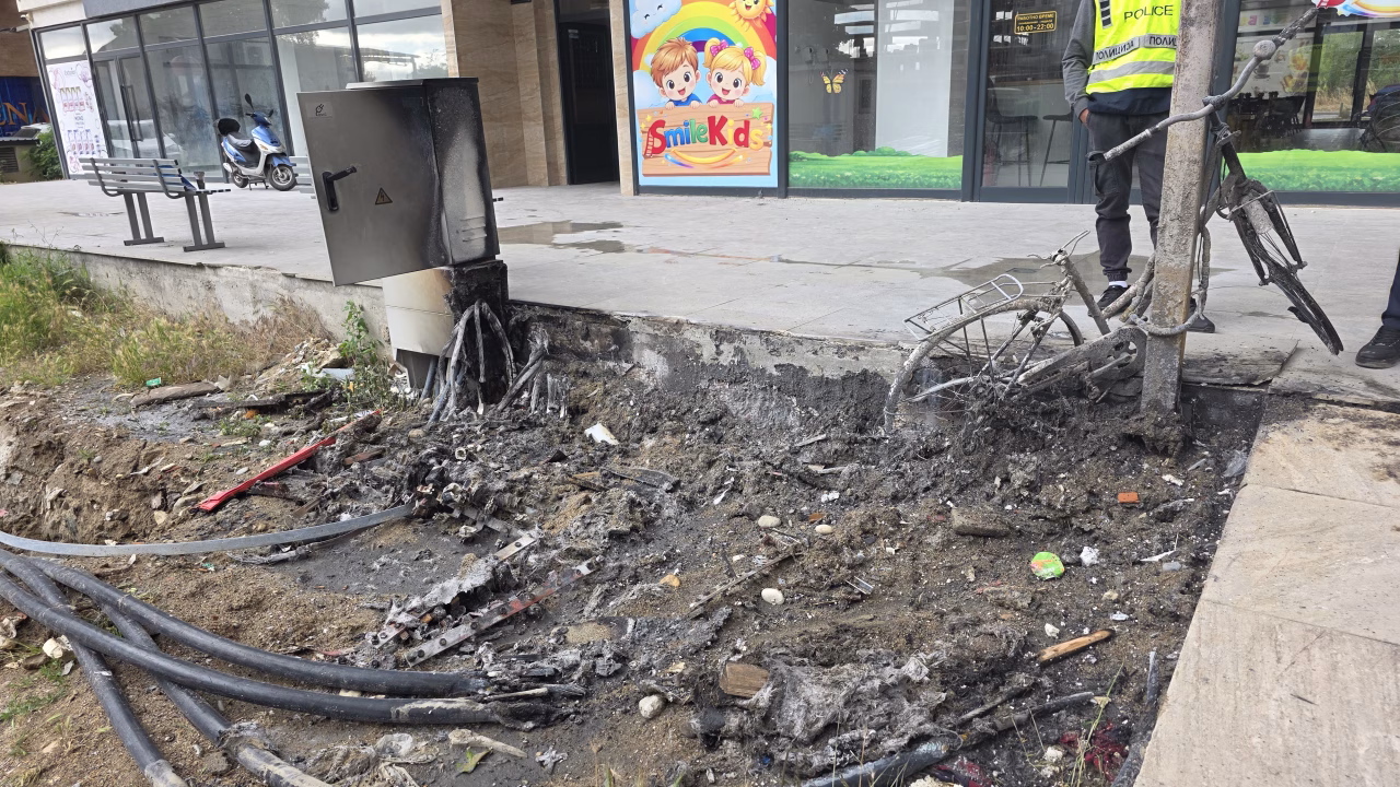 ВИДЕО Хорор во Кисела Вода: Од електрична инсталација изби пожар пред зграда, станарите со бебиња боси и по пижами бегаа да се спасат